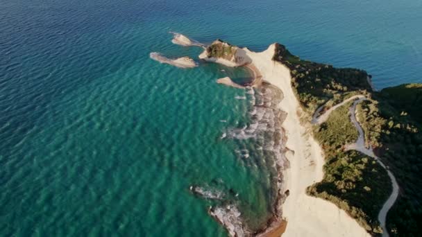 Veduta aerea drone a paesaggio marino con acqua limpida blu. Incredibile sfondo azzurro mediterraneo. Destinazione di viaggio, natura universale, resort, vacanze estive. — Video Stock