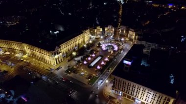 Kyiv, Ukrayna - Eylül 2021: geceleri Meydan Nezalezhnosti 'nin havadan görünüşü - Independence Meydanı ve Kiev' deki Khreshchatyk Caddesi. İnsansız hava aracı görüntüleri. Doğu Avrupa ülkesinin eski mimarisi.