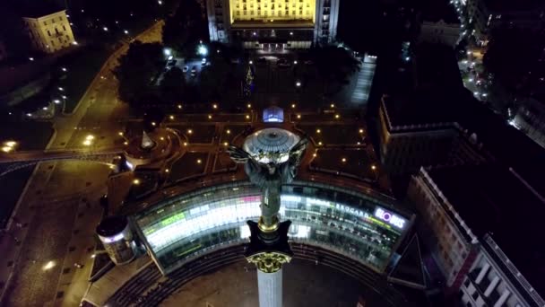Kiev, Ucrânia - setembro de 2021: Praça Maidan Nezalezhnosti à noite - vista aérea de drones. Monumento da Independência - Berehynia no centro. Golden bela estátua mulher ucraniana. — Vídeo de Stock
