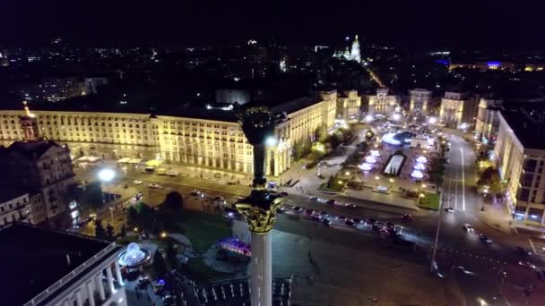 Kiev, Oekraïne - september 2021: Maidan Nezalezhnosti plein 's nachts - luchtfoto drone uitzicht. Monument van de Onafhankelijkheid - Berehynia in het centrum. Gouden mooie Oekraïense vrouw standbeeld. — Stockvideo