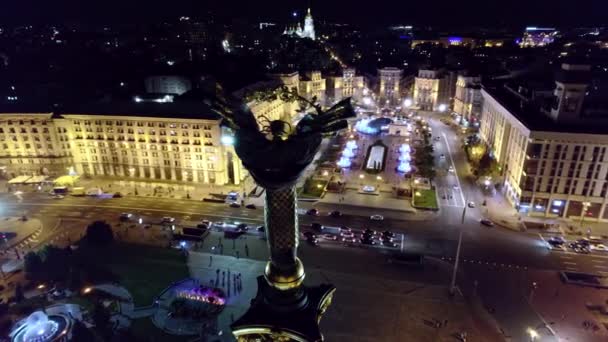 Kiev, Ukraina - September, 2021: Maidan Nezalezhnosti torget på natten - antenn drönare utsikt. Monument av självständighet - Berehynia i centrum. Gyllene vacker ukrainska kvinna staty. — Stockvideo