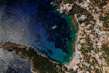 Mavi deniz ya da okyanus suyunu temizlemek için hava aracı görüntüsü. Şaşırtıcı gök mavisi arka plan. Temiz sahil, seyahat yeri..