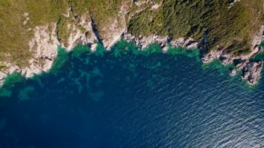 Mavi suları ve uçurumları olan egzotik kumsallara insansız hava aracı görüntüsü. İnanılmaz gök mavisi Akdeniz kıyı geçmişi. Seyahat yeri, evrensel doğa, tatil beldesi, yaz tatili. 