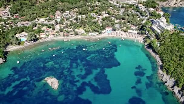 Drone tiro aéreo - belo mar com água azul-turquesa transparente. Fundo de verão de férias. Litoral da praia tropical. Viagem de sonho, natureza incrível do nosso planeta. — Vídeo de Stock