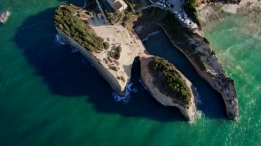 Canal DAmore - Aşk Kanalı. Gök mavisi deniz suyuyla cennetin kumsalına giden hava aracı görüntüsü. Korfu adası, Yunanistan. Yüksek sarp kayalıkları olan deniz manzarası