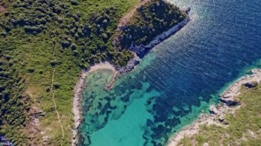 İnsansız hava aracı görüntüsü. Şeffaf turkuaz suyu olan güzel bir deniz. Yaz tatili geçmişi. Tropik sahil kıyısı. Rüya gezisi, gezegenimizin inanılmaz doğası..