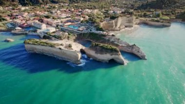 Canal DAmore - Aşk Kanalı. Gök mavisi deniz suyuyla cennetin kumsalına giden hava aracı görüntüsü. Korfu adası, Yunanistan. Yüksek sarp kayalıkları olan deniz manzarası
