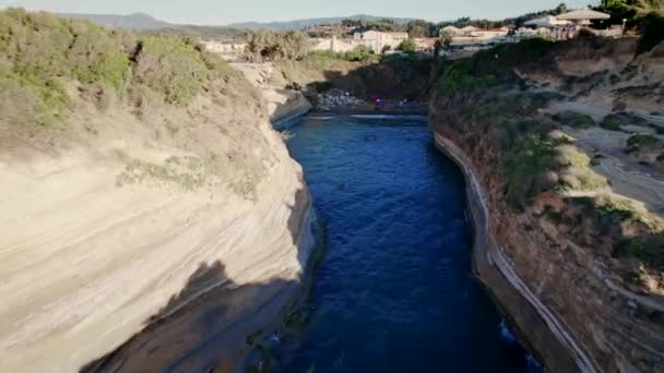 Drone che vola tra le scogliere del Canal DAmore - canale dell'Amore. Vista aerea sulla spiaggia paradisiaca con acqua azzurra del mare. Isola di Corfù, Grecia. Fondo marino. — Video Stock