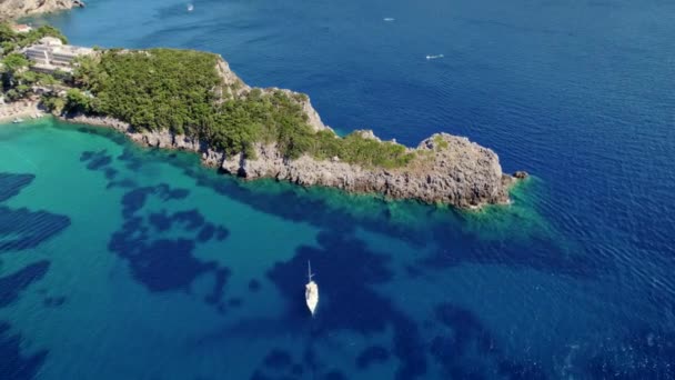 Tiro aéreo con drones: hermoso mar con agua turquesa transparente. Fondo de verano de vacaciones. Costa de playa tropical. Viaje de ensueño, naturaleza increíble de nuestro planeta. — Vídeo de stock