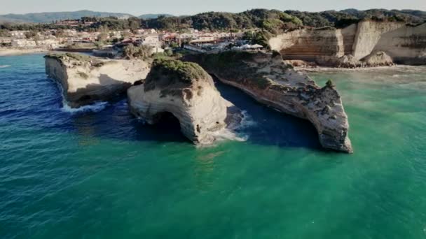 Canal DAmore - O canal do Amor. Vista aérea drone para a praia paradisíaca com água azul azul azul do mar. Ilha de Corfu, Grécia. Capa marinha com altas falésias íngremes — Vídeo de Stock