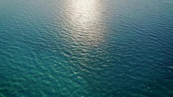 Drone luftburna perspektiv - vacker sömlös havskonsistens med transparent blått vatten. Semester sommar bakgrund. Drömresa, fantastisk natur vår planet. — Stockvideo