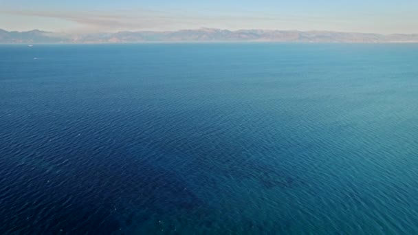 Perspektywa lotu z lotu ptaka - piękna, bezszwowa struktura morza z przezroczystą błękitną wodą. Wakacyjne tło. Wycieczka marzeń, niesamowita natura naszej planety. — Wideo stockowe
