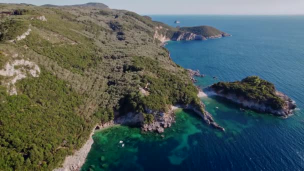 空中无人驾驶飞机看到奇异的野生海滩与蓝色的水和悬崖峭壁。令人惊奇的蓝色地中海海岸背景。旅行目的地、普遍性、度假胜地、暑假. — 图库视频影像