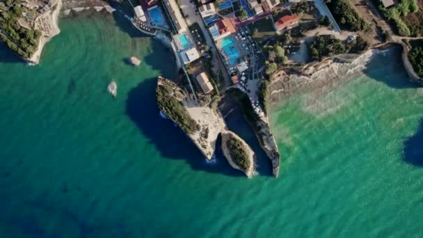 Canal DAmore - Il canale dell'amore. Veduta aerea drone alla spiaggia paradiso con azzurro acqua di mare. Isola di Corfù, Grecia. Mantello marino con alte scogliere ripide — Video Stock