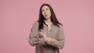 Sıkılmış Üzgün Kadın İç Çekişi, Pembeye Yuvarlanan Gözler. Bayan gücendi, hadi ama. Hoşnutsuzluk içinde güzel bir model, durumdan sıkılmış, boş vaatler, konuşmalar. Yüksek kalite 4k görüntü