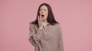 Genç bayan tiyatroda sıkıldığını gösterir, esneme numarası yapar ve ilgisizliğini gösterir. İğneleme, sosyal gerilim, ironi ya da içerikteki sahte tepkiler için mükemmel. Yüksek kalite 4k