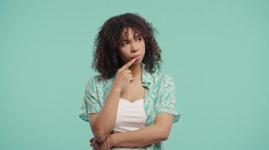 Dahice bir fikir. Mutlu Afrikalı Genç Kız Eureka Anı, mavi arka planda parmağımı gösteriyorum. Akıllı bir bayan cevap veriyor ya da ne unuttuğunu hatırlıyor, hafıza konsepti. Yüksek kalite