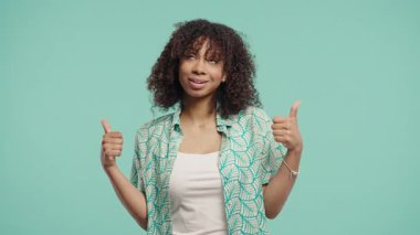 Hırslı Afrikalı bencil kadın kendinden memnun. Kendini beğenmiş ergen kız, gururlu. Mavi stüdyo geçmişi konusunda kendine güveni tam. Bencillik, kibir konsepti..