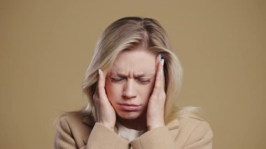 Gergin Karamsar Kadın Stres, Panik, Umutsuzluk. Korkmuş Kız Korku, drama, başarısızlık, bej arka planda sorunlar. Yüksek kalite 4k görüntü