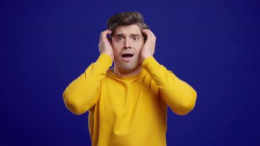 Stres, panik ve umutsuzluk içindeki sinirli, karamsar, olgun adam. Korku içindeki adam dram, başarısızlık, mavi arka planda sorunlar. Yüksek kalite 4k görüntü