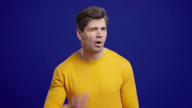 Yakışıklı bir adam, kulağı keskin hareketlerle duyma sorunu ya da kafa karışıklığı gösterir. Ses sorunları, dikkat ipuçları, iletişim eksikliği, sesle ilgili görseller için mükemmel.