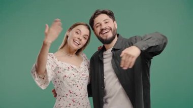 Çiftler gösteriyor- Hey sen, buraya gel. Erkek Kadın Sorar Onlara Katıl, Davetkar el sıkışma hareketi ile işaret eder. Neşeli görünüyor, davetkar. Yeşil stüdyo geçmişi. 4 bin. Yüksek kalite