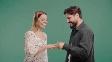 Taş kağıt makas oynayan komik bir çift. Tartışma metodu, karar. Rochambeau takım oyunları. Yüksek kalite 4k