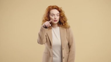 Akıllı genç bayan, bunu bir düşün. Bej renkli kameraya bakan öğrenci. Olumlu düşünüyorum. Zeki biri. Yüksek kalite 4k