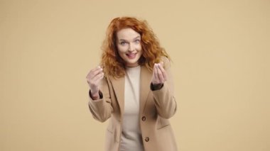 Gülümseyen kadın bej renkli stüdyo geçmişinden para istiyor. Zeki bayan sinsice gülümser, nasıl para kazanılacağını bilir. Kârlı yatırımlar, borsa oyunları, kripto para madenciliği. Yüksek kalite 4k