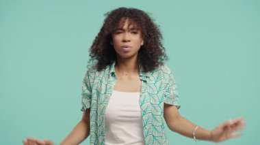 Hüsrana uğramış Afro-Amerikan ergen kız öfkesini ve şaşkınlığını cesur bir el hareketiyle ifade ediyor, duygusal tepki veriyor. Çatışma, yanlış anlama, tepki, iğneleme, yoğun diyalog sahneleri