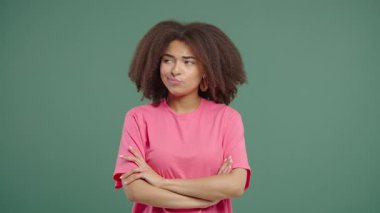 Sıkılmış üzgün Afrikalı kadın iç çekişi, Yuvarlanan gözler maviye. Bayan gücendi, hadi ama. Hoşnutsuzluk içinde güzel bir model, durumdan sıkılmış, boş vaatler, konuşmalar. Yüksek kalite 4k görüntü