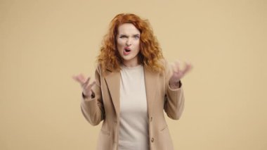 Hüsrana uğramış iş kadını modeli, öfkesini ve şaşkınlığını cesur el hareketleriyle ifade eder, duygusal tepki verir. Çatışma, yanlış anlama, tepki, iğneleme, yoğun diyalog sahneleri