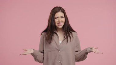 Hüsrana uğramış kadın modeli, öfkesini ve şaşkınlığını cesur bir el hareketiyle ifade eder, duygusal tepki verir. Çatışma, yanlış anlama, tepki, iğneleme, yoğun diyalog sahneleri