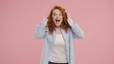 Mavi elbiseli bir kadının el hareketleriyle tepki verdiği bir stüdyo fotoğrafı. Başlangıç videoları, fikir üretimi, reklamcılık, sosyal medya içeriği