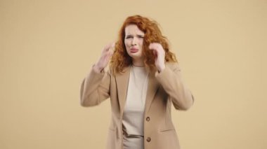 Stresli Karamsar Kadın, Panik, Umutsuzluk. Korku, drama, başarısızlık hisseden kız, bej arka planda sorunlar. Yüksek kalite 4k görüntü