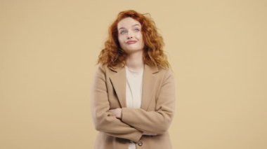 Ciddi bir kadın baş işareti olmadan onaylamıyor, onaylanmayacak şekilde başını sallıyor. Reddetmek, reddetmek, anlaşmazlık bej arka planda güzel bir bayanın portresi. Yüksek kalite 4k görüntü