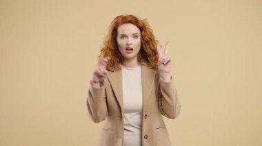 Elleri Ellerinde Alaycı Kadın Bej Üstünde Hava Hareketi, İğneleme. Yüksek kalite 4k görüntü