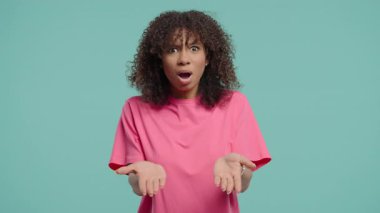 Hüsrana uğramış Afro-Amerikan ergen kız öfkesini ve şaşkınlığını cesur bir el hareketiyle ifade ediyor, duygusal tepki veriyor. Çatışma, yanlış anlama, tepki, iğneleme, yoğun diyalog sahneleri