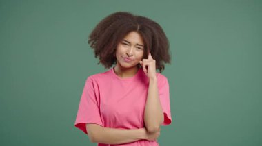 Akıllı genç bayan, bunu bir düşün. Öğrenci kamerası yeşile bakıyor. Olumlu düşünüyorum. Zeki biri. Yüksek kalite 4k