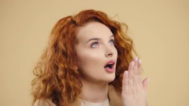 Kıvırcık kızıl saçlı genç bir kadın sıkıntısını belli ediyor, esneme numarası yapıyor ve ilgisizliğini gösteriyor. İğneleme, sosyal gerilim, ironi ya da içerikteki sahte tepkiler için mükemmel