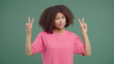 Eli Elli Alaycı Kadın, Hava Hareketi 'ni Yeşile Parmaklıyor, İğneleme. Yüksek kalite 4k görüntü