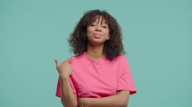 Hırslı Afrikalı bencil kadın kendinden memnun. Kendini beğenmiş ergen kız, gururlu. Mavi stüdyo geçmişi konusunda kendine güveni tam. Bencillik, kibir konsepti..