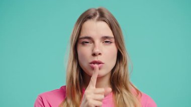 Genç bayan manken sakin yüzüyle parmaklarını dudaklarına dayayıp sessizlik istiyor. Gizlilik, dedikodu, söylentiler, odaklanma, mahremiyet, sınırlar, ifade içeriğindeki sessiz iletişim
