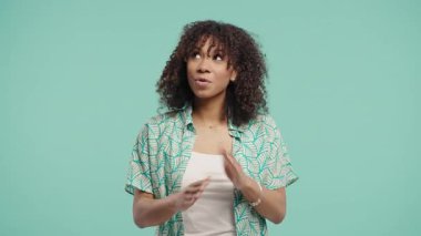 Sıradan giyinmiş Afrikalı Kadın, olumlu ve güvenilir bir ifadeyle mesaj iletiyor. Blogger sunumları, vloglama, sosyal medya içeriği, çevrimiçi eğitim, müşteri desteği sunumu.