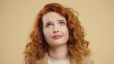 Sıkılmış Üzgün Kadın İç Çekişi, Yuvarlanan Göz Bej. Bayan gücendi, hadi ama. Hoşnutsuzluk içinde güzel bir model, durumdan sıkılmış, boş vaatler, konuşmalar. Yüksek kalite 4k görüntü