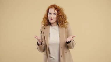 Kendine güvenen iş kadını kameraya bakar, gerçek bir şaşkınlık ve gururla haykırır, hayranlığını ve olumlu duygularını ifade eder..