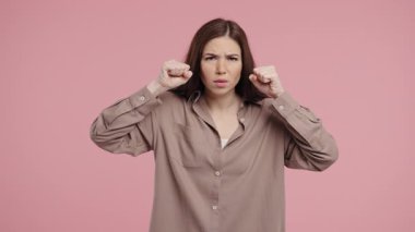 Genç bir kadın, hoşnutsuz ve şaşırmış bir ifadeyle kameraya bakar ve samimi duygusal bir anda hafif bir hayal kırıklığı ya da güvensizlik göstererek bir iç çekiş verir..