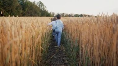 İki genç çocuk sevinçle buğday tarlalarında koşar, ellerini altın saplara hafifçe sürterek. Çocukluğun tasasız ruhu, yaz özgürlüğü, doğayla bağlantı..