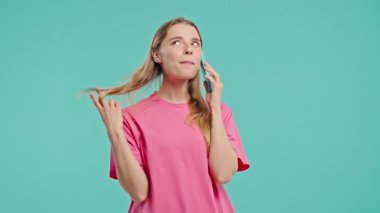 Neşeli kadın cep telefonuyla konuşuyor, samimiyet ve samimiyet gösteriyor. Pozitif iletişim anı doğal ışıkla yakalanır.. 