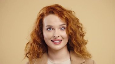 Muhteşem Amerikalı iş kadını evet işareti gösteriyor, başını sallıyor, onaylıyor. Olumlu gülümseyen kız, vücut dili. Doğru mükemmel seçim, harika bir anlaşma. Bej rengi stüdyo arka planı.